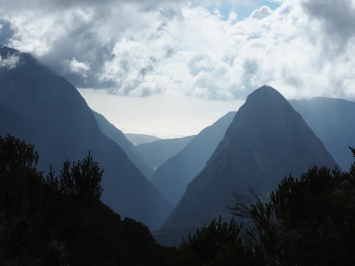 Jeu de lumière sur le cirque de Mafate et le piton Cabri