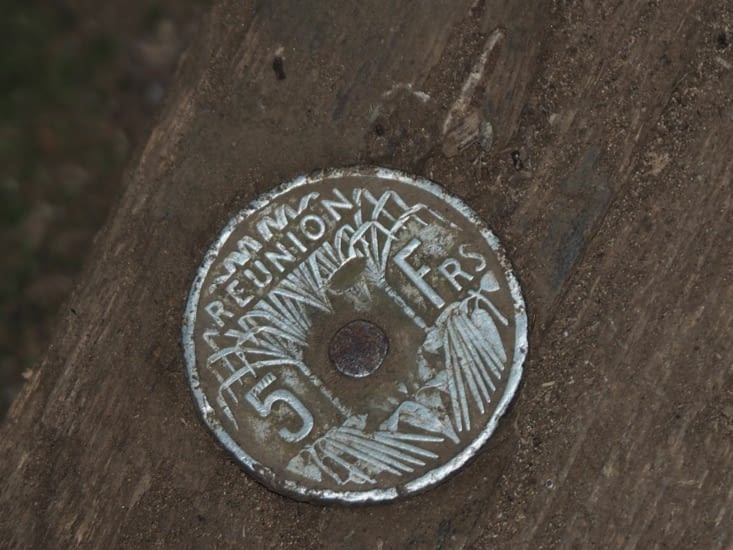 Pièce clouée à l'entrée des vieilles cases créoles comme chez Tonton