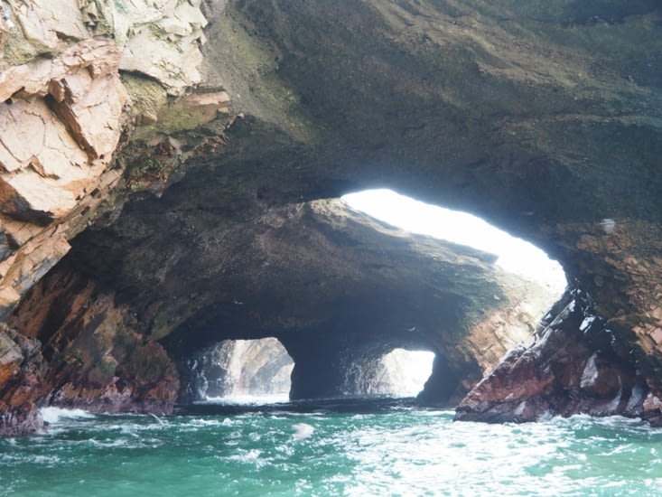 Les arches naturelles creusées par l'océan sur les iles Ballestas