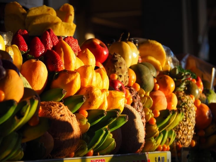 Des montagnes de fruits dans le marché d'Arequipa