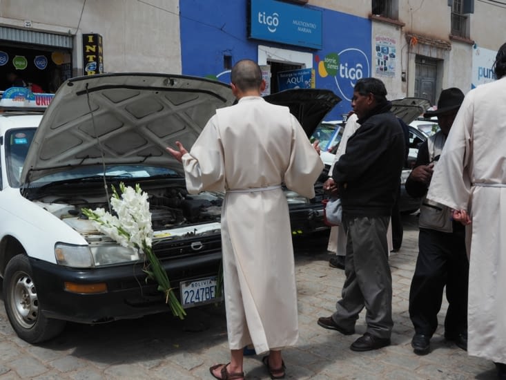 Le baptême des voitures par les prêtres de Copacabana