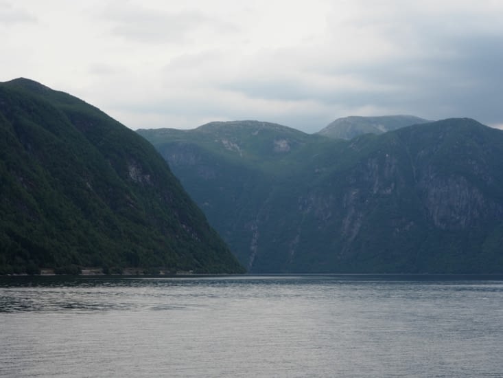 L'entrée dans le fjord vertigineux