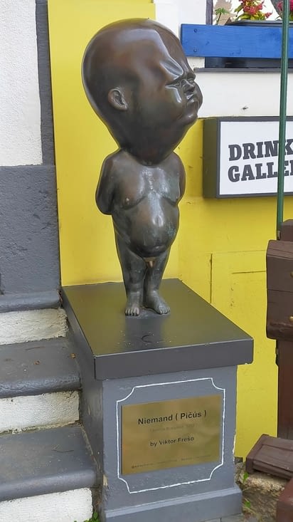 Sculpture à l'entrée d'un bar