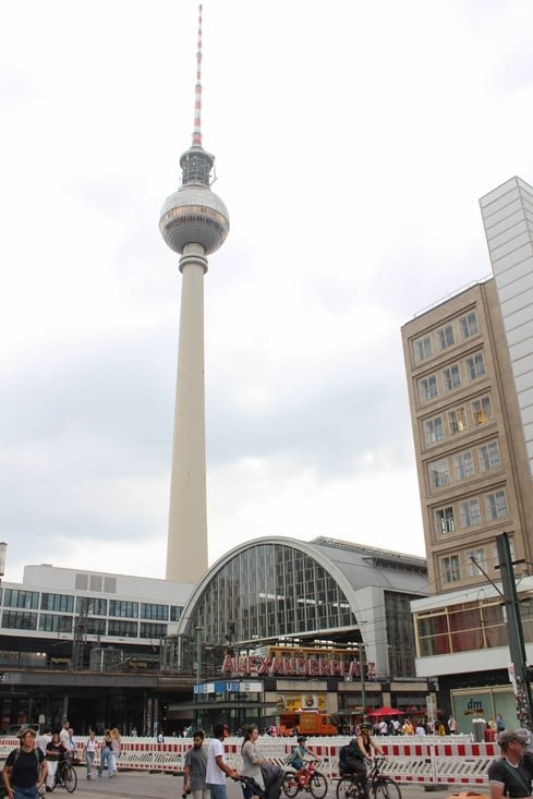 Depuis la place on voit la "Fernsehturm", la tour télé de Berlin