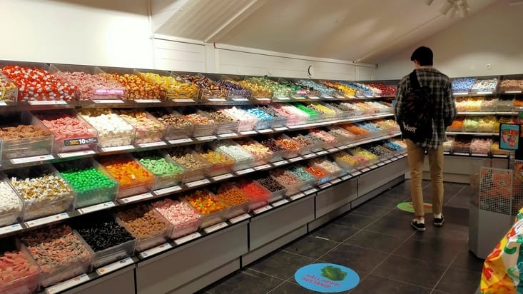 Petit passage à la boutique de bonbons avec tant de choix !