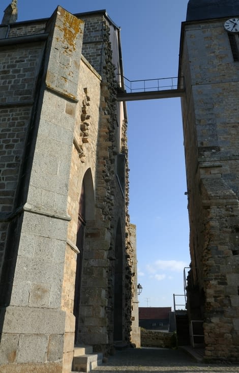 A gauche la nouvelle église