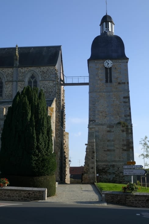 Le clocher à droite fait partie de l'ancienne église