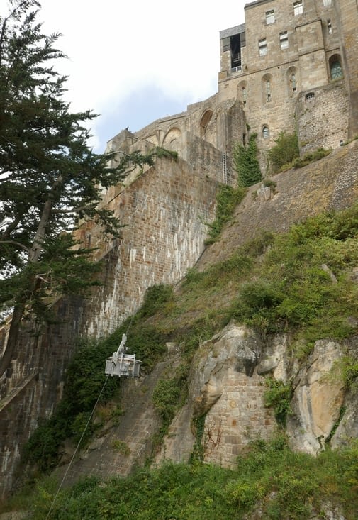 On assiste même à la montée du nouveau mobilier des moines 🤣