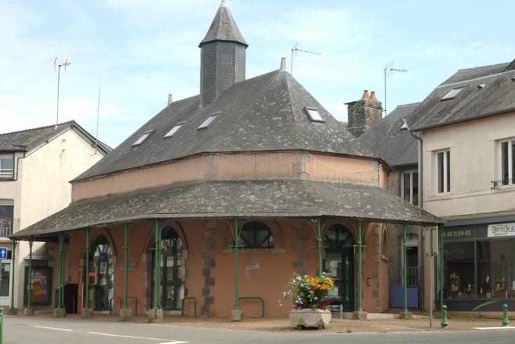 Arrêt buffet dans le petit village de St Pierre des Nids