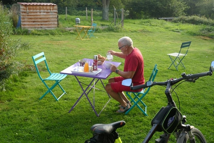 Petit dej au soleil avant de partir