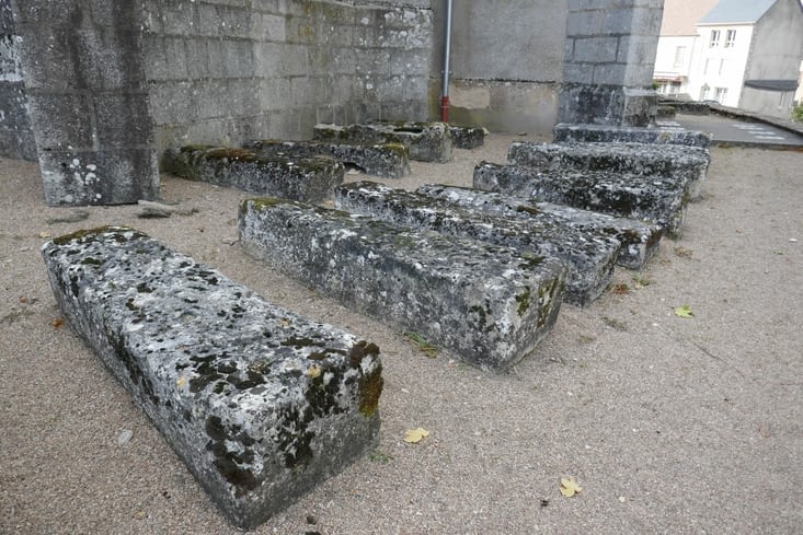 Direction Quarré les Tombes