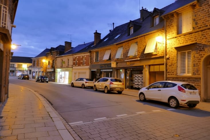 Et malgré la nuit qui tombe... Nous partons visiter Monfort-sur-Meu....