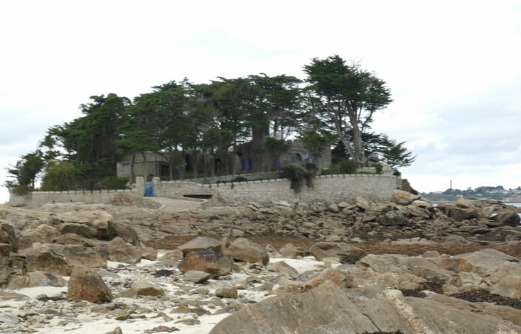 A marée basse pas simple de venir le voir le gars.. alors à marée haute 🙄😮