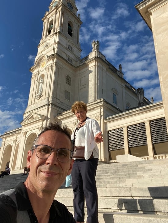 La montée des marches de la basilique Notre Dame du Rosaire...