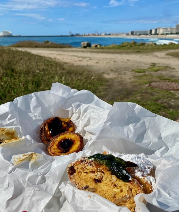 Incontournables pasteis de Nata et Bolo Rei.... Face à la plage de Matosinhos.... Adoro !