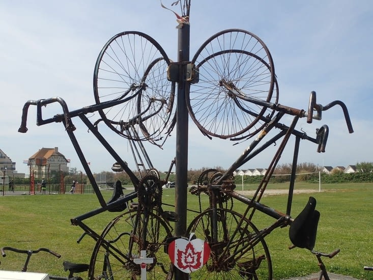 À Berniéres-sur-Mer, monument à la mémoire des soldats cyclistes débarqués le 6 juin 44.