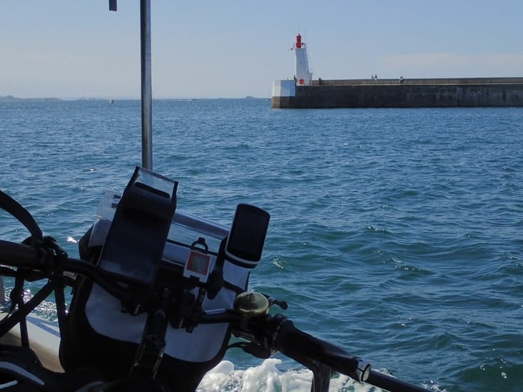 En doublant les feux de Saint Malo.