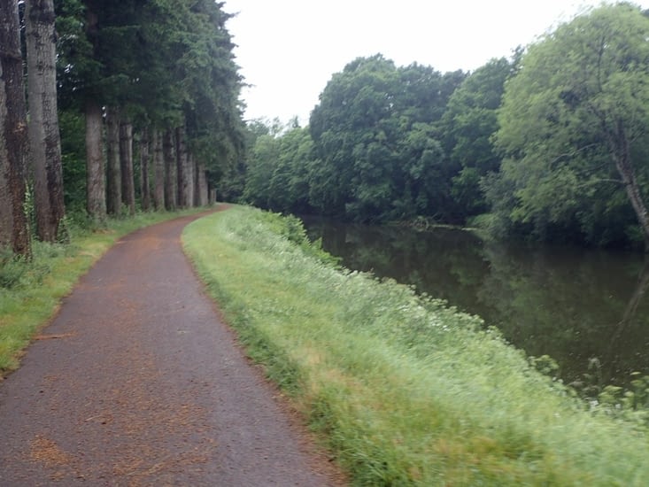 Des arbres magnifiques bordent le canal.