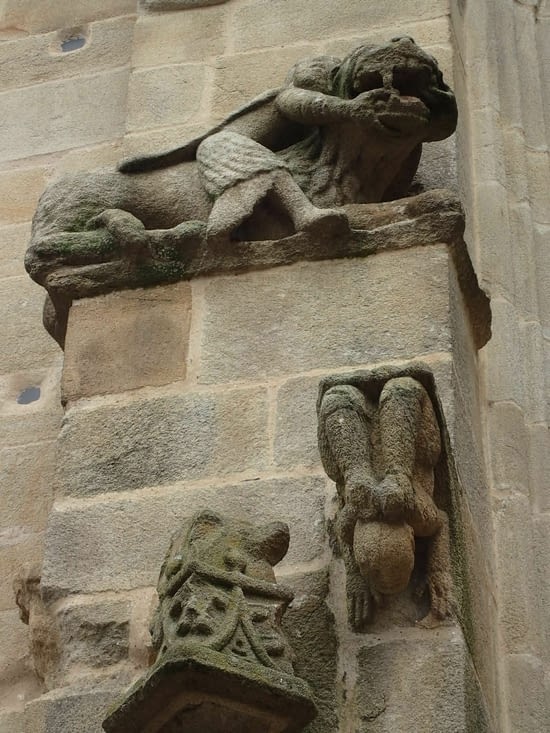 Au portail de l'église de Malestroit,  magnifique.