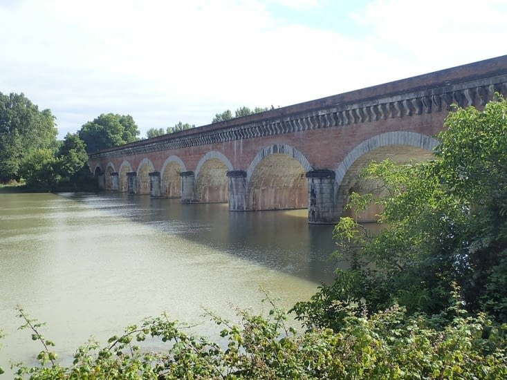 On a raté la photo du Pont Napoléon mais celui-ci lui ressemble.