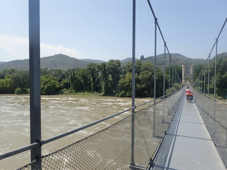 Le Rhône vu de la passerelle.