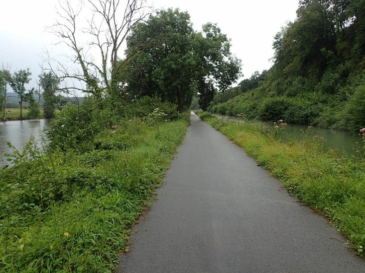 Comme sur le canal de la Robine,  on roule sur une bande étroite entre deux eaux.