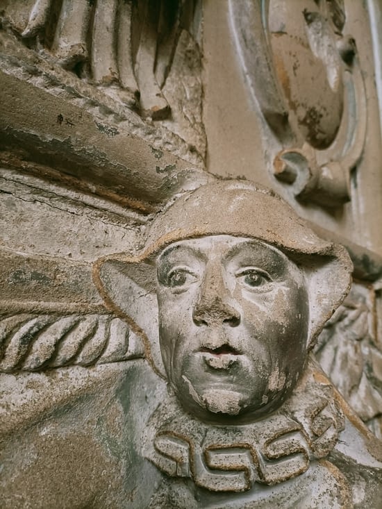Détail d'une sculpture dans l’église de Marmoutier.