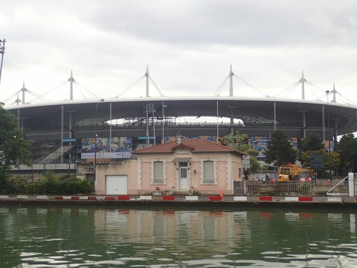 Le stade de France à  Saint-Denis, vu du canal. Étrange contraste.