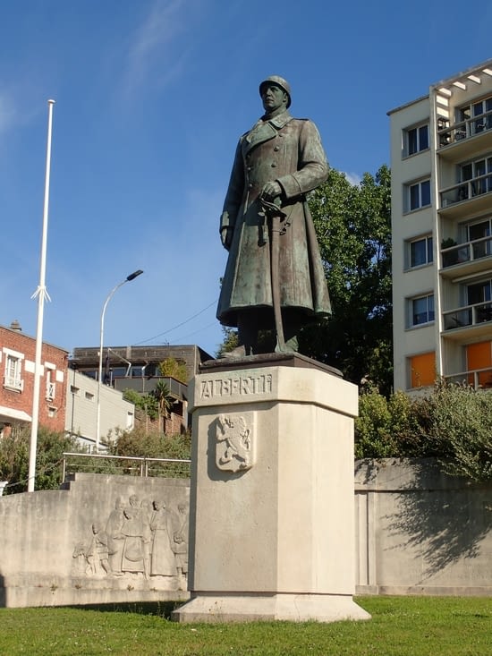 La statue du roi Albert 1er. La statuo de Reĝo Albert 1-a.