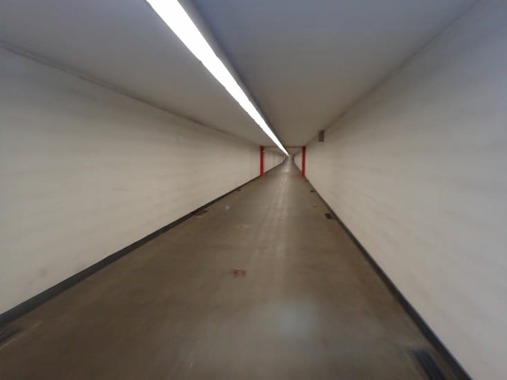 Tunel sous l'Escaut à l'usage des cyclistes. Tunnel sur la rivero Skeldo por biciklantoj.