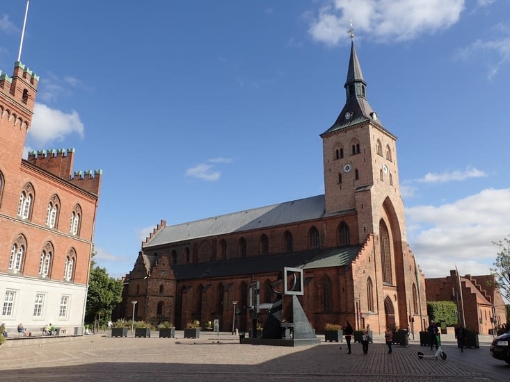 L'hôtel de ville et la cathédrale d'Odense.