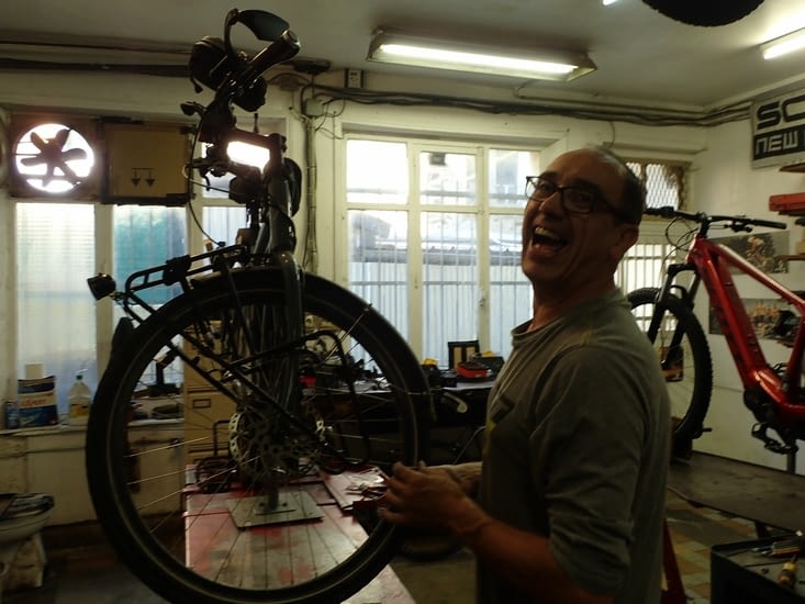 André - dit Dédé -  répare mon vélo.