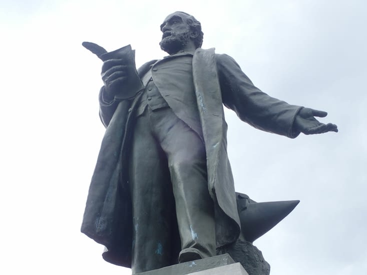 Statue de Jean-Baptiste André Godin, le fondateur du familistère.