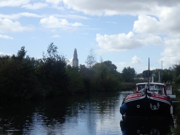La Tour Perret vue du Canal;