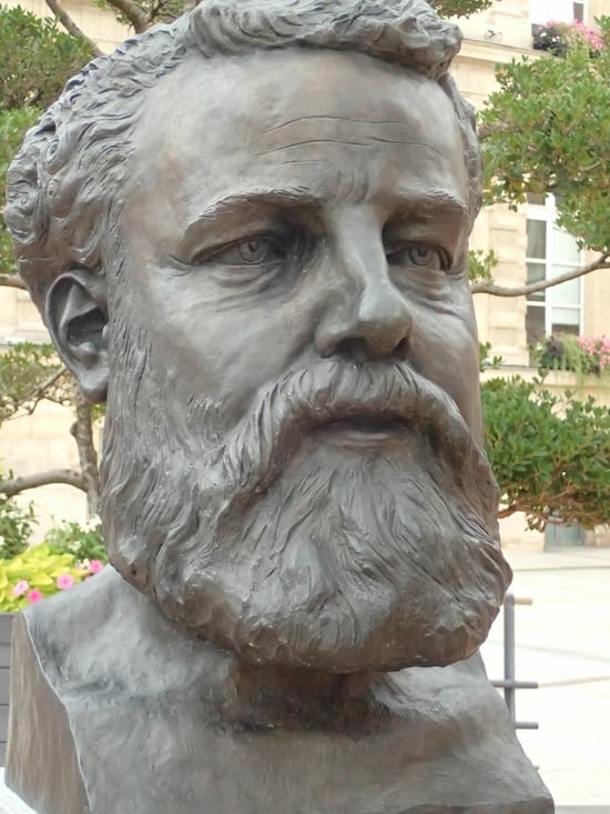La statue de Jules Verne.