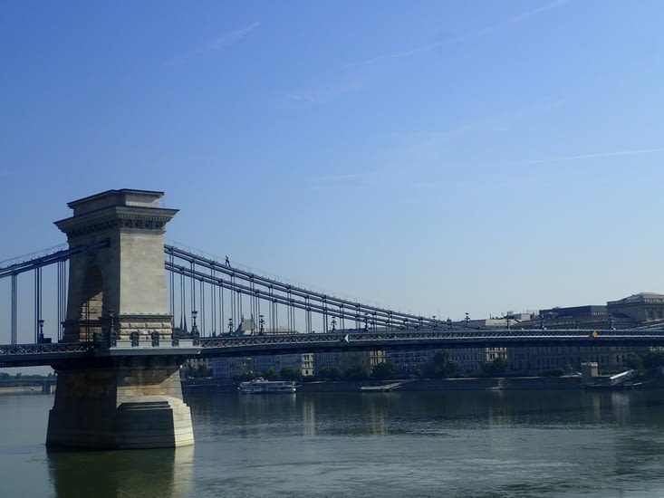 La ĉena ponto. Le Pont des Chaînes.