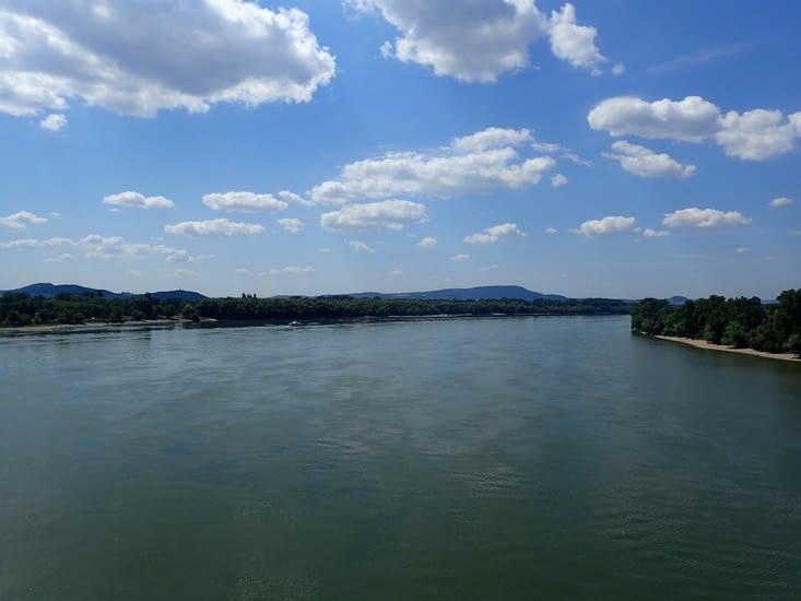 Danubo vidita de la ponto de Esztergom.