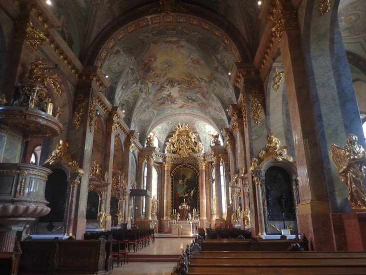 La interno de la baziliko.
