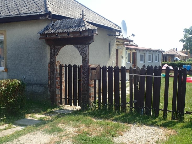 Tre bele skupilta ĝardenpordo.