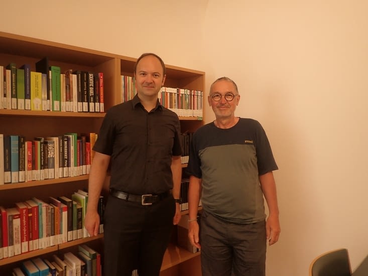 Bernhard kun Bertrand en la biblioteko de la muzeo.