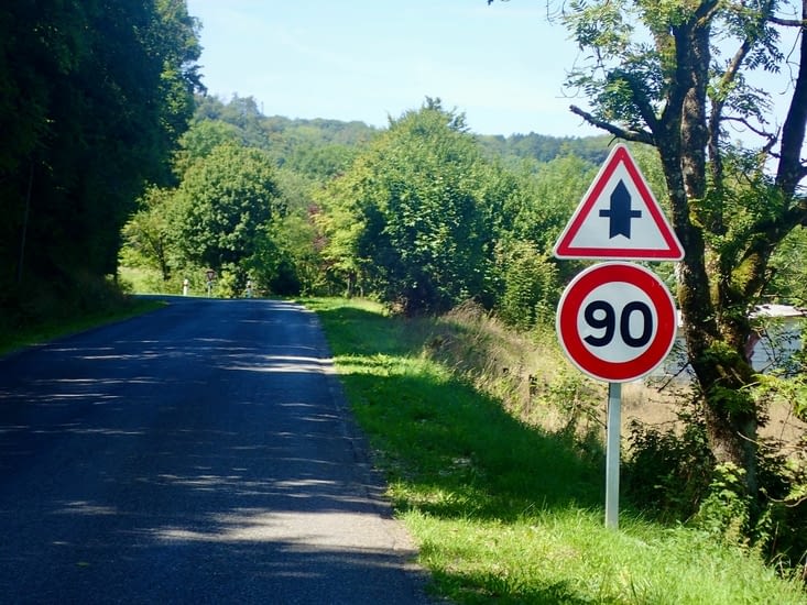 Maltağa rapideco sur tiel mallarĝa vojo.