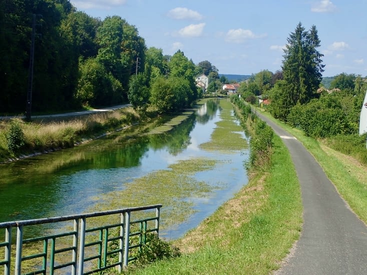 La kanalo Marne-Reijno.