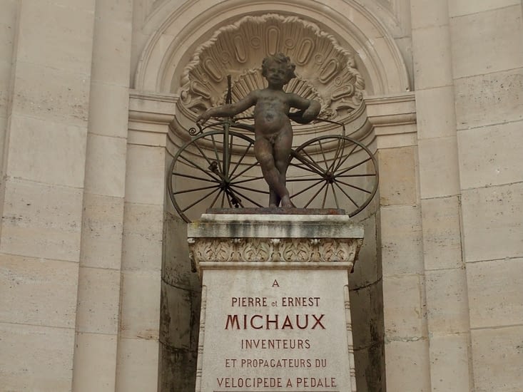 Statuo omaĝe al  Pierre kaj Ernest Michaux.