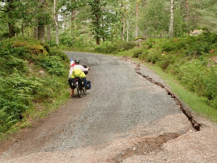Malfacila grimpema vojo kovrita per tro dika tavalo de gruzoj.