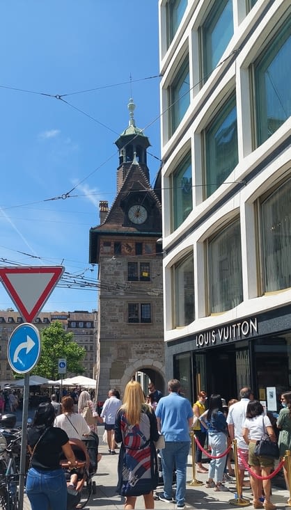 Effet de la pandémie?  Attention, à droite, la queue devant Vuitton!