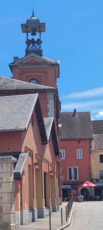 Arrivée à Yenne,  joli bourg qui me semble bien sympathique