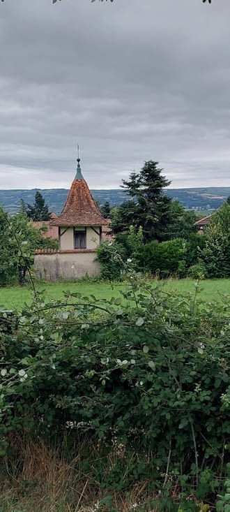 Ça menace de plus en plus, le vent souffle de tous les côtés,  j'enfile mon pull ...