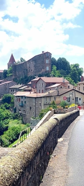 Alain, gardien du chemin, nous guide sur la 'vraie' variante,