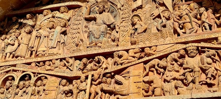 Une vue du tympan, de jour. Les explications de Michel aident au déchiffrage