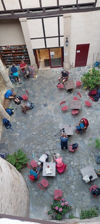 Dans la cour de l'Abbaye, départs de pèlerins